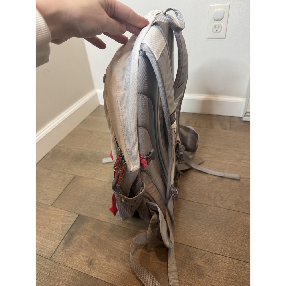 The North Face Recon Backpack Gray White Laptop Daypack Mesh Pockets Chest Strap - Picture 4 of 10